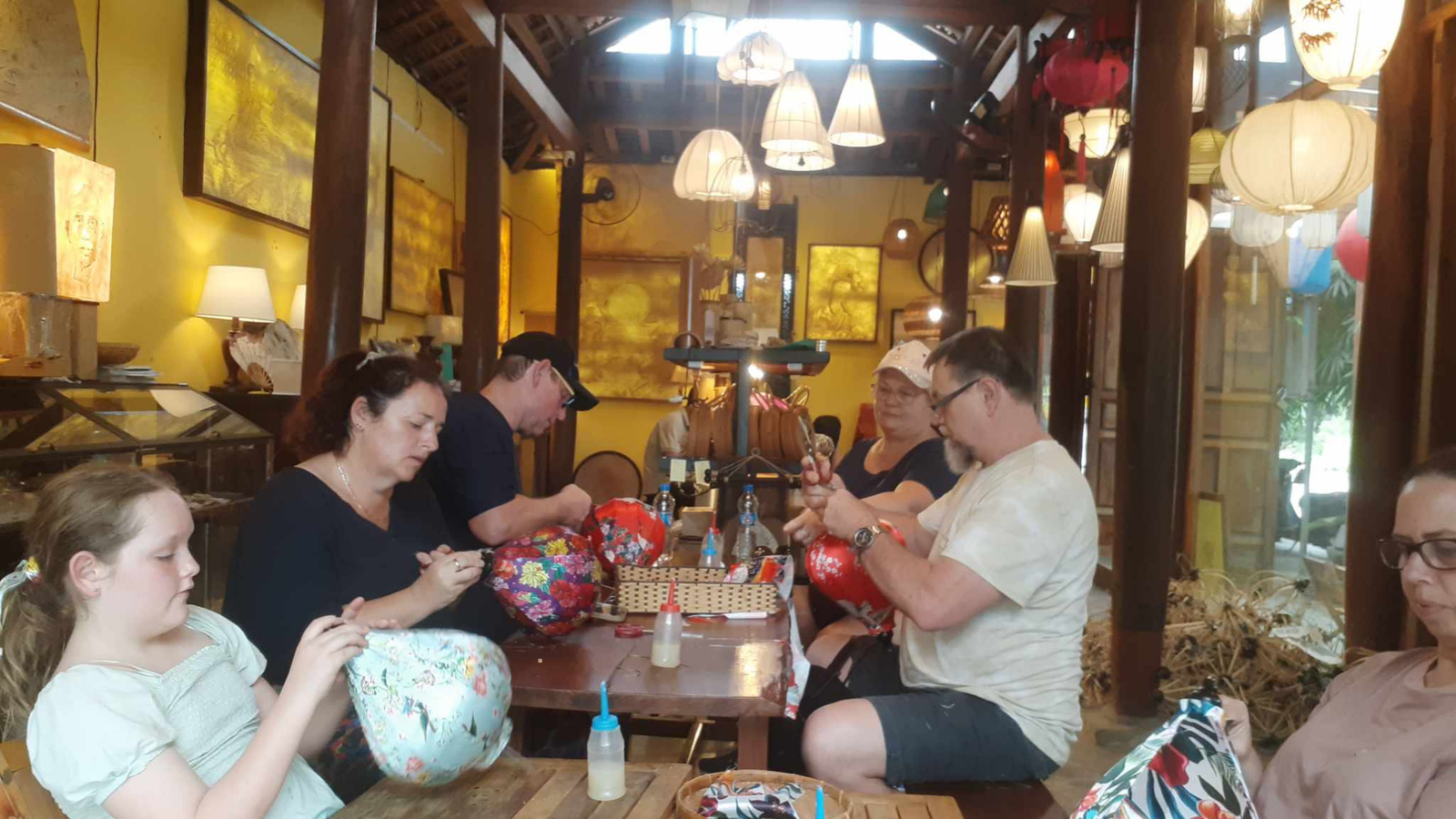 Trải nghiệm làm lồng đèn - Dán vải truyền thống (2)